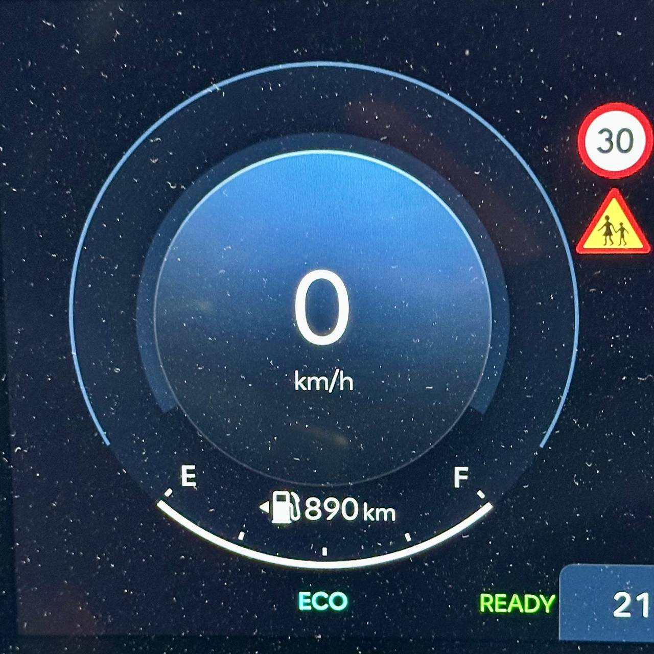 주행가능거리...보다 먼지가 더 눈에 잘 띄이는 사진