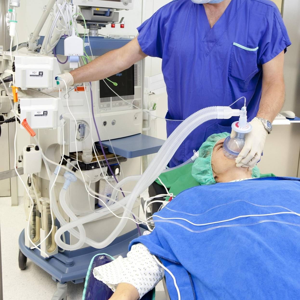 흡입마취 방식의 전신마취는 아마도 이런 모습일 것 같다