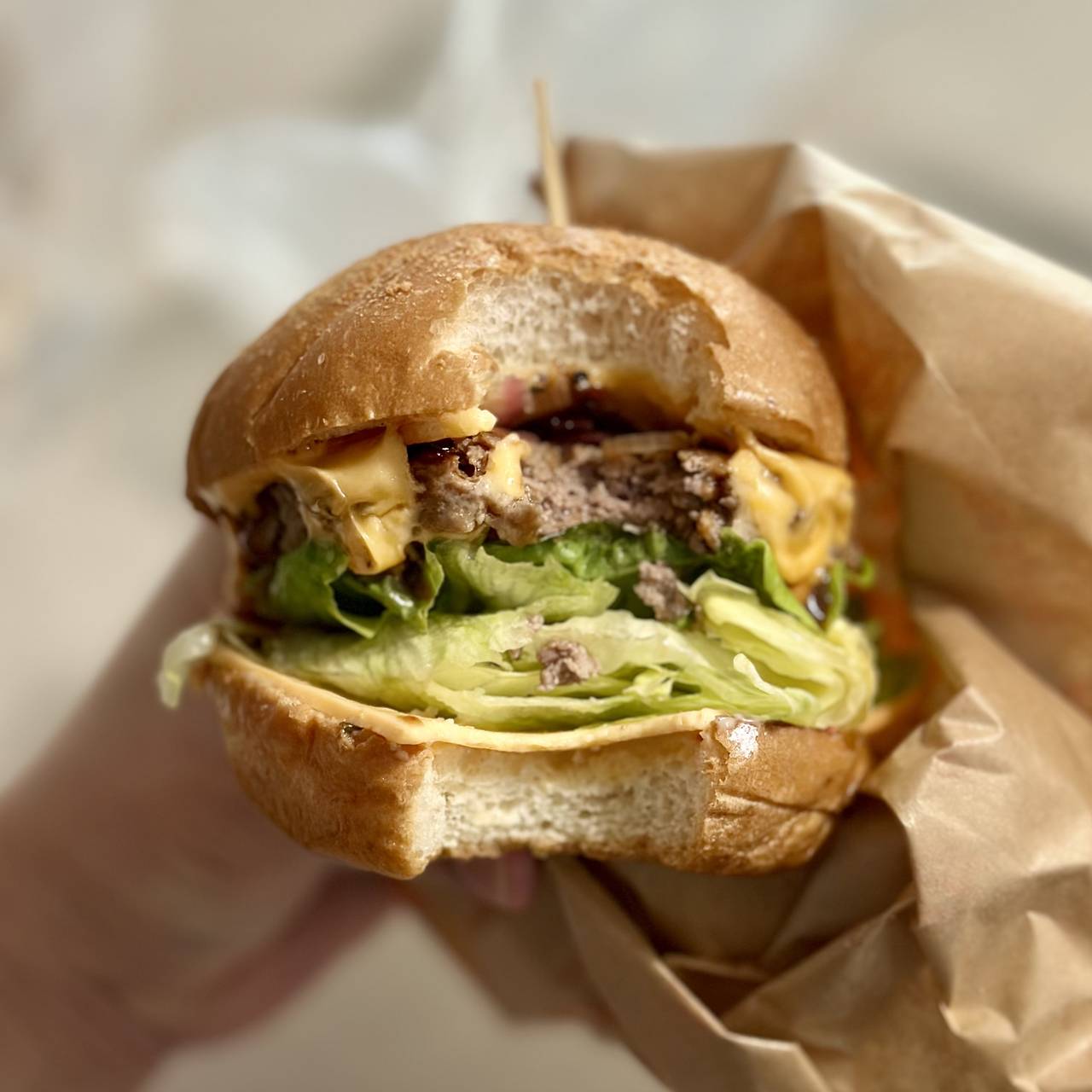 더블치즈버거를 한 입 베어 먹은 모습