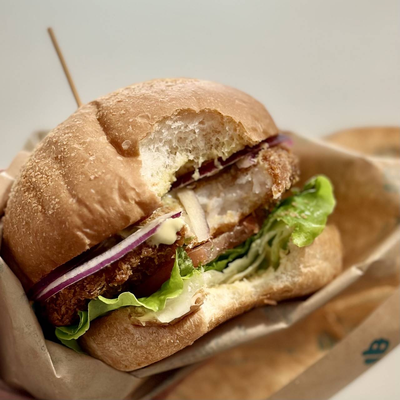 새우버거를 한 입 베어문 모습