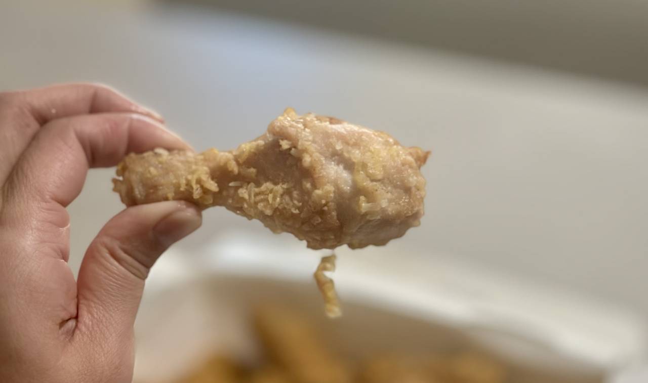 닭다리를 들었는데 대롱대롱 거리는 저건 무엇일까?