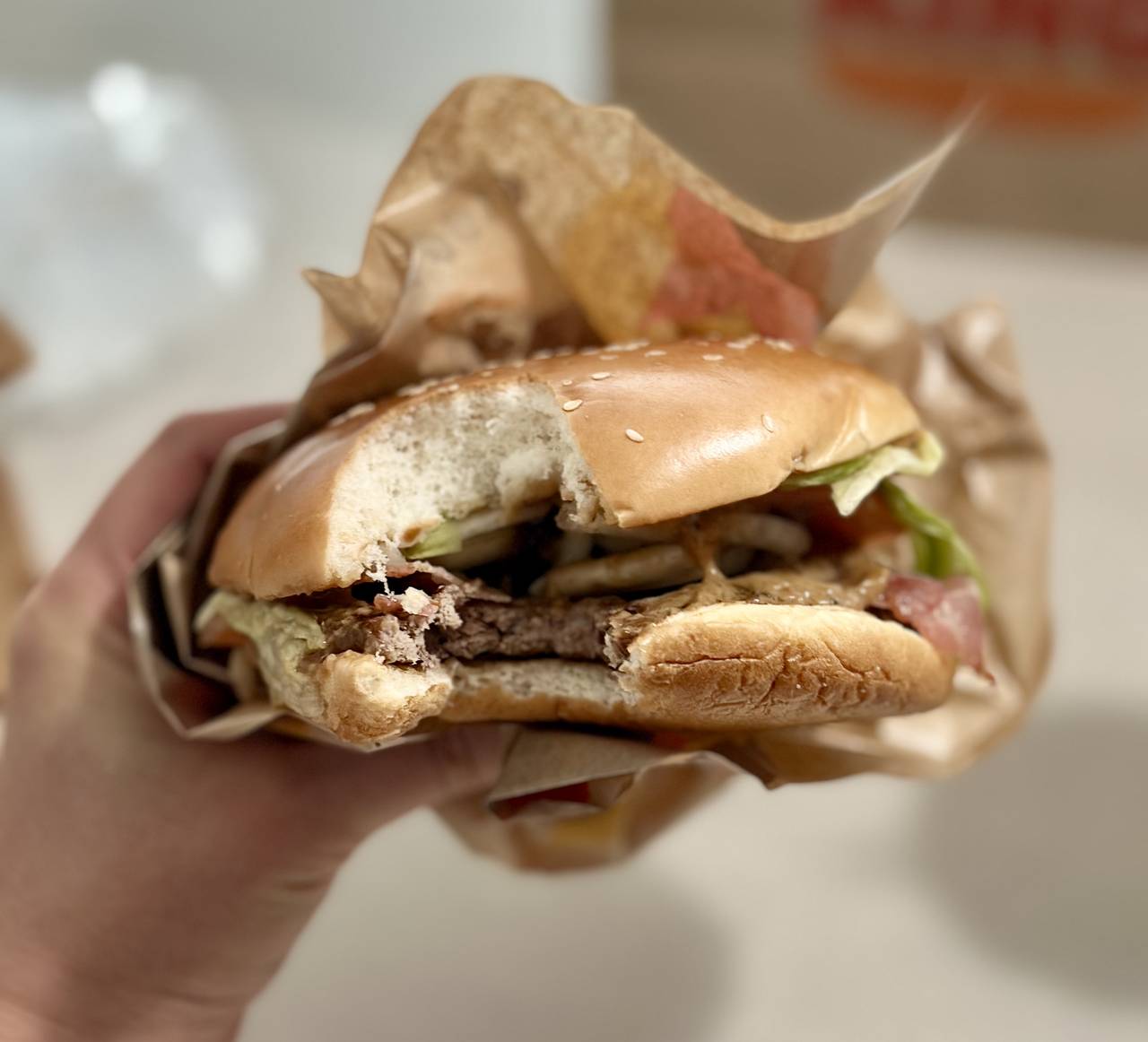 한 입 베어문 모습